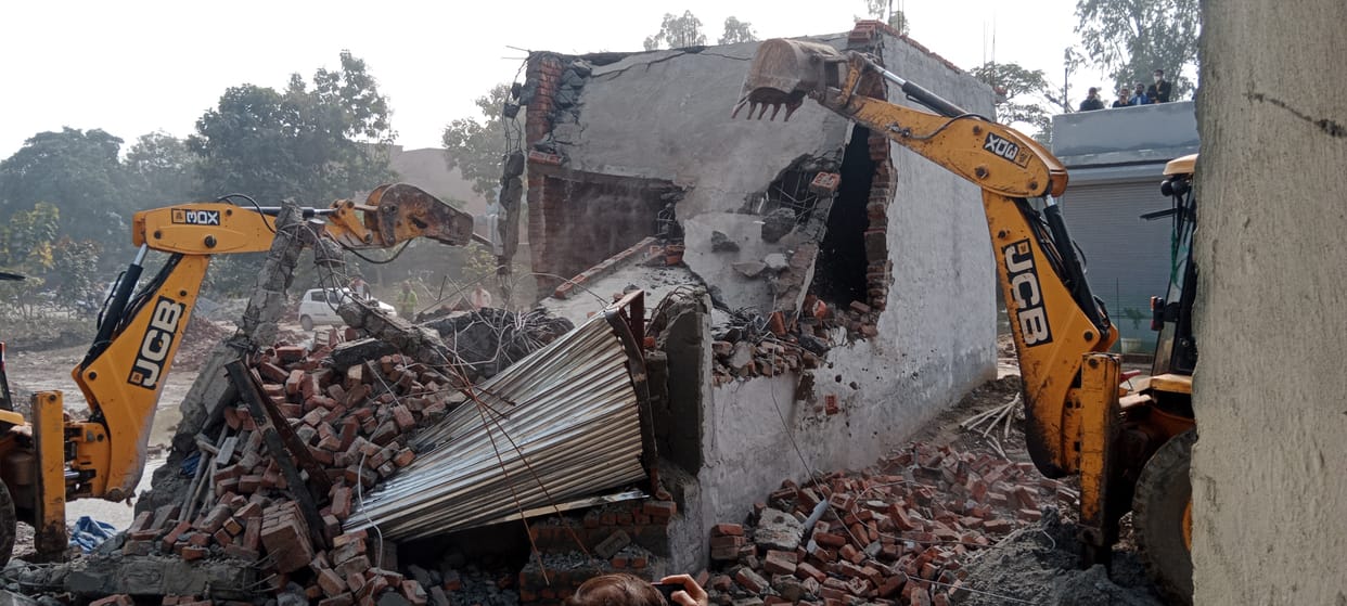 फरीदाबाद बड़खल मोड़ के पास कारखाना बाग में अतिक्रमण हटाते नगर निगम कर्मचारी।