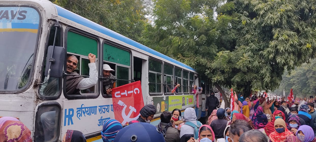 मांगों को लेकर आंदोलन कर रही आंगनबाड़ी कार्यकर्ता व सहायकों को पुलिस ने किया गिरफ्तार