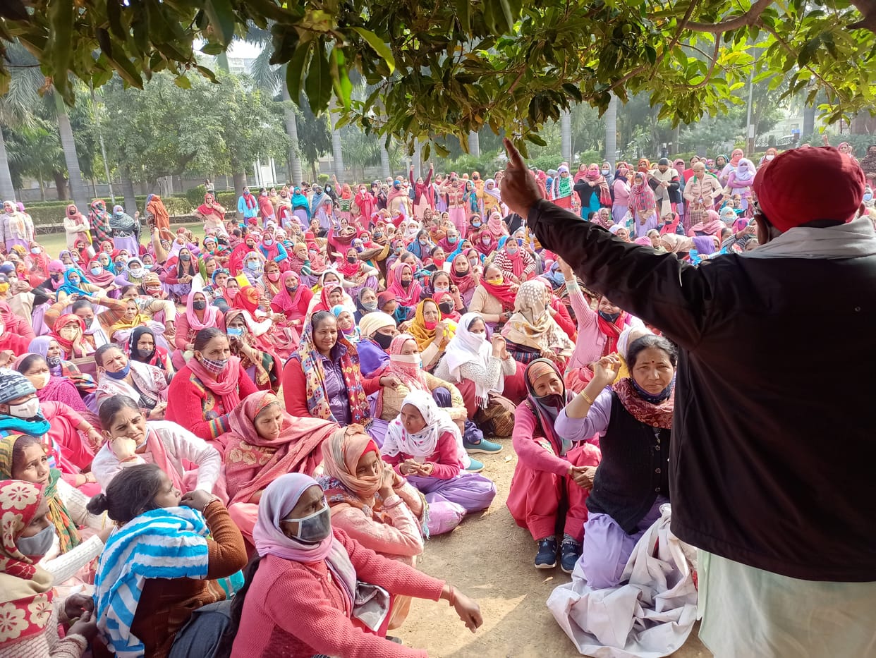 वेतन व अपने नियमितीकरण के लिए आंगनबाड़ी कार्यकर्ताओं ने गिरफ्तारियां