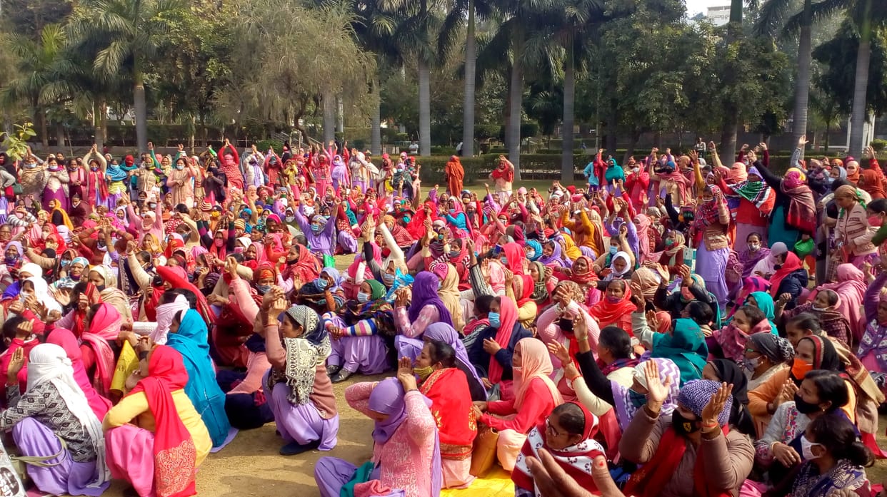 मानसरोवर पार्क में अपनी  मांगों को करती आंगनवाड़ी वर्कर  लेकर  प्रदर्शन