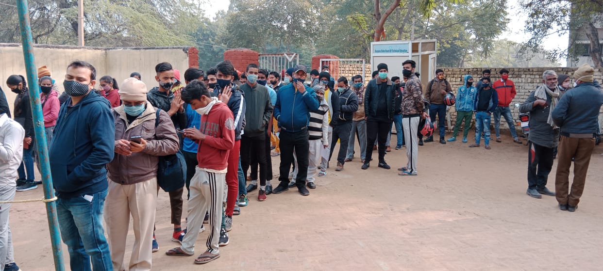 बीके नागरिक अस्पताल में कोरोना  जांच करवाने के लिए लगी लोगों की लंबी लाइन।