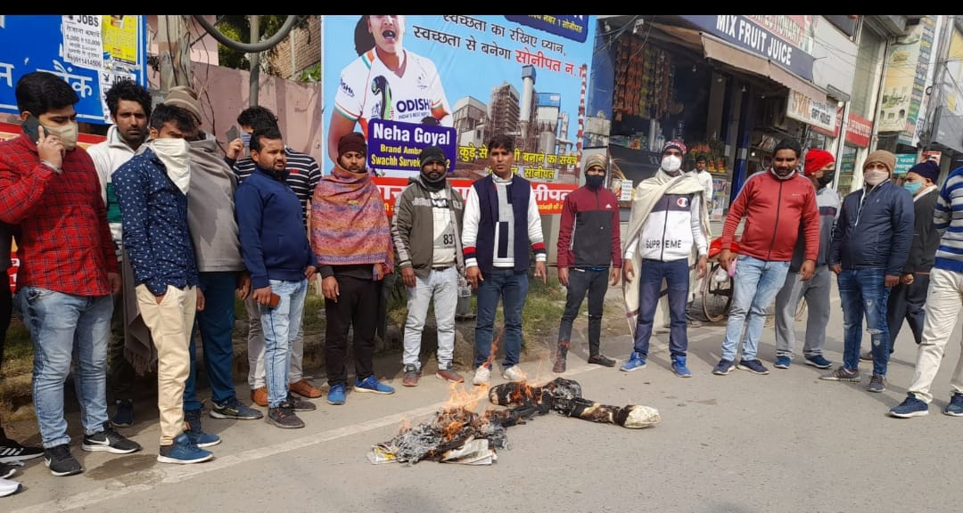 टूटी सड़कों का निर्माण न होने से कांग्रेस सेवा दल के सदस्यों ने जलाया सरकार का पुतला