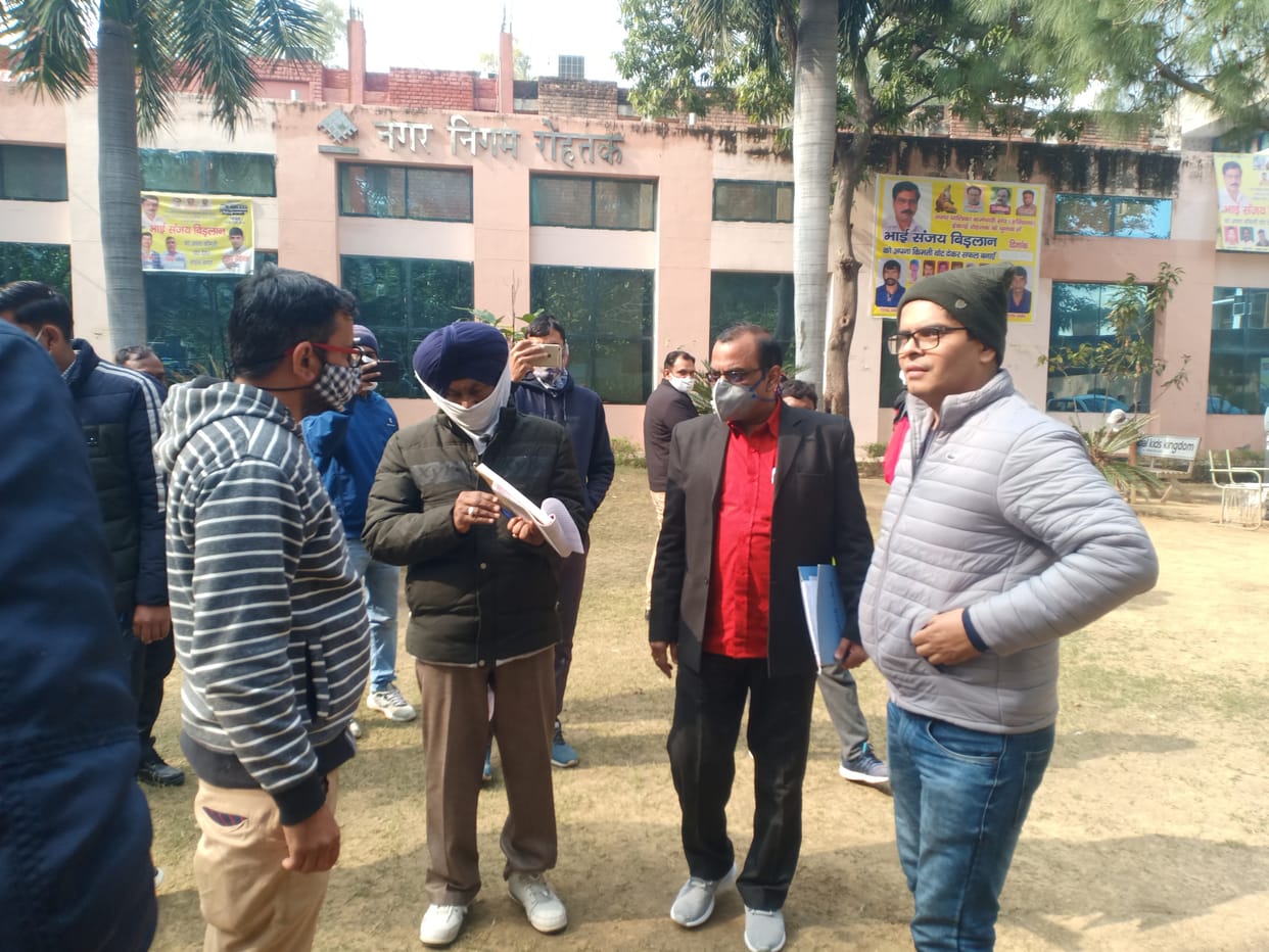 नगर निगम कार्यालय में हुई चेकिंग, 11 लोग पर जुर्माना