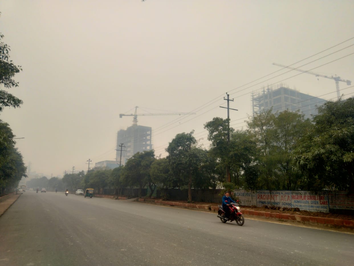 सेक्टर 73 में छाई धुंध