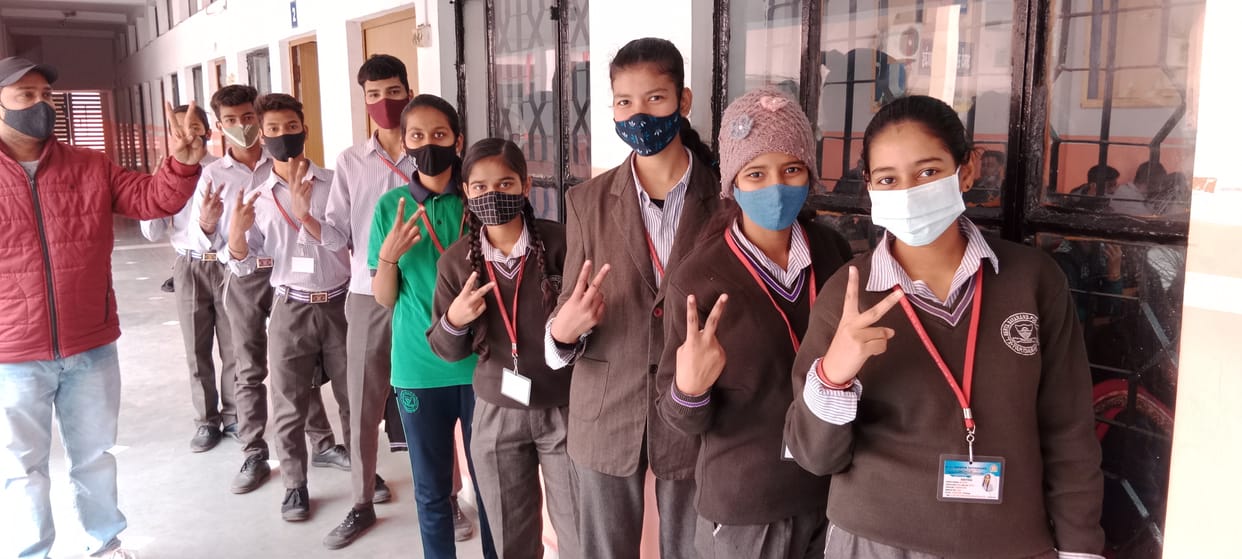 फरीदाबाद एनआईटी एक केएल मेहता दयानंद स्कूल में कोरोना वैक्सीन लगवा के छात्र।