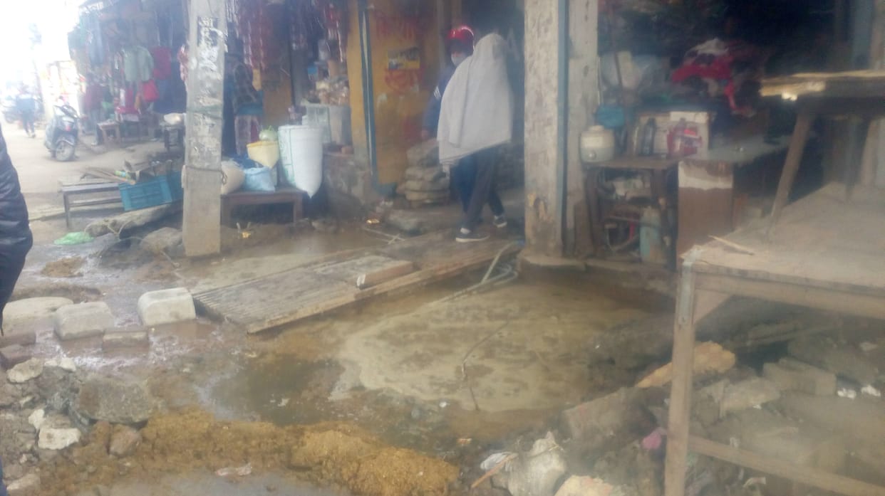 कच्चा बेरी रोड पर  ओवरफ्लो होकर बहता  नाले का पानी