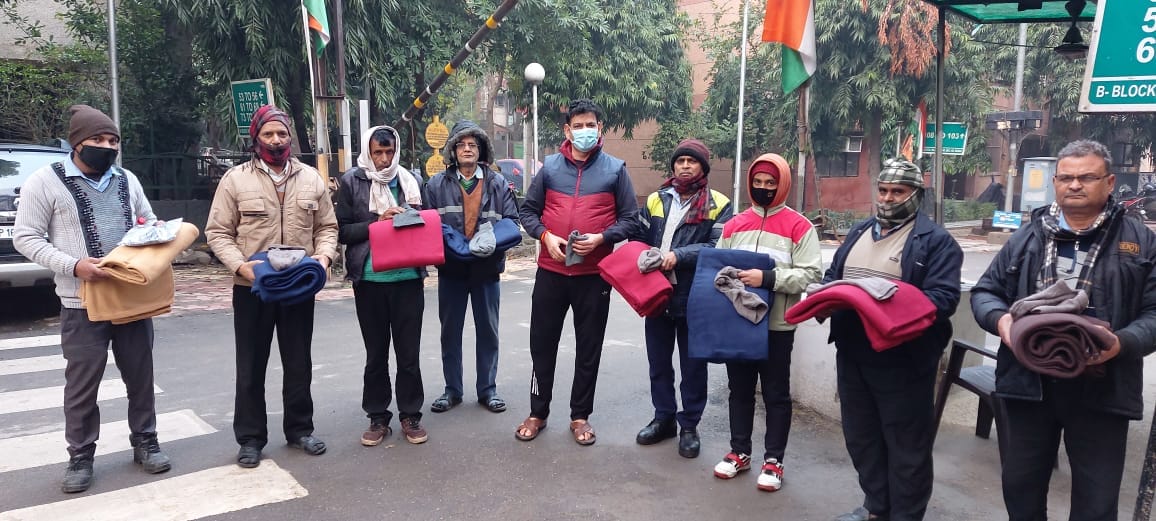 सर्व दा नेशन संस्था द्वारा सेक्टर 62 रजत विहार में सुरक्षाकर्मियों को कंबल बांटे गए