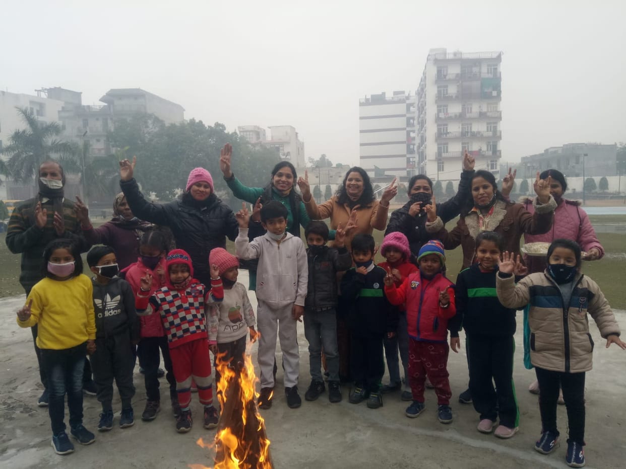 यदु पब्लिक स्कूल सेक्टर 73 में बच्चों ने शिक्षकों के साथ मनाई लोहड़ी