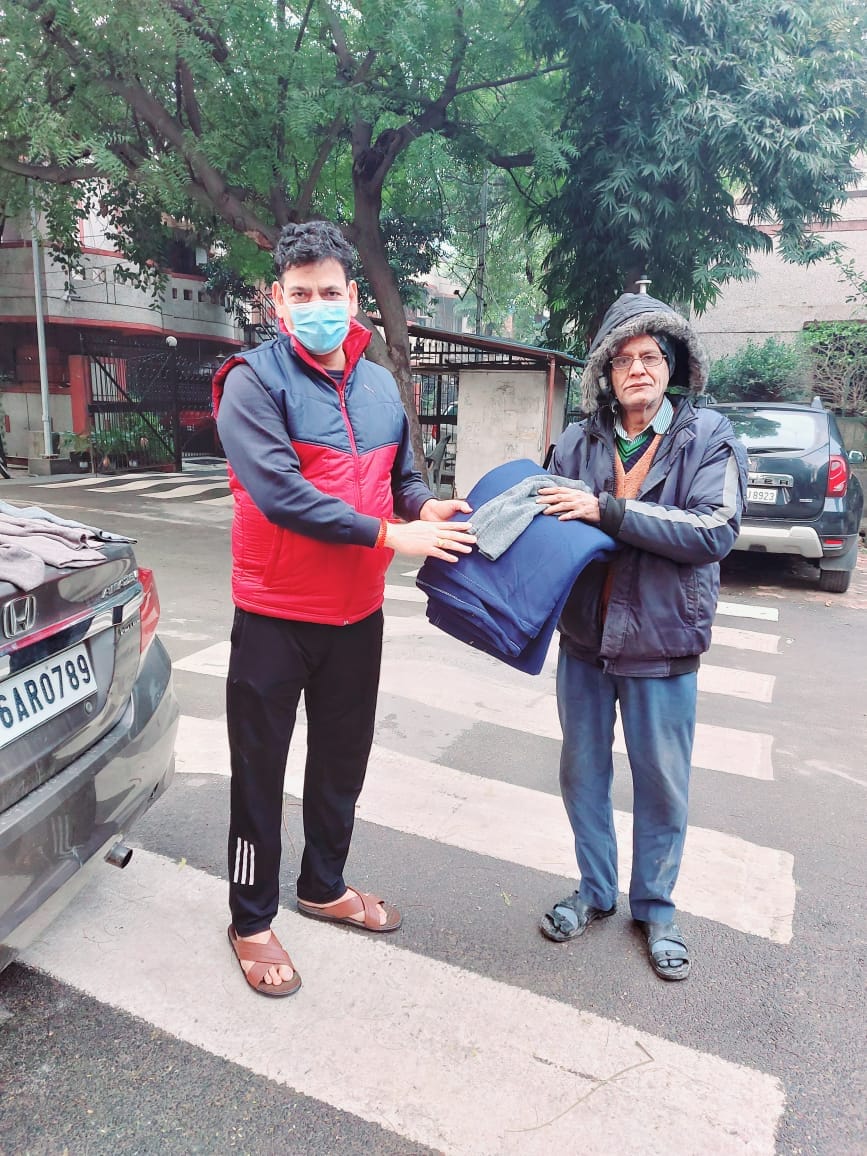 सर्व दा नेशन संस्था द्वारा सेक्टर 62 रजत विहार में सुरक्षाकर्मियों को कंबल बांटे गए