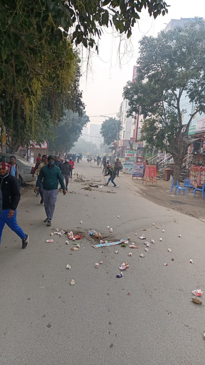 सेक्टर 62 में सफाई कर्मचारियों ने फैलाया कूड़ा