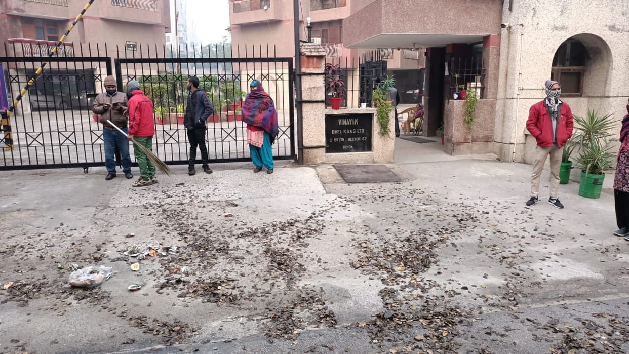सेक्टर 62 में सफाई कर्मचारियों ने फैलाया कूड़ा