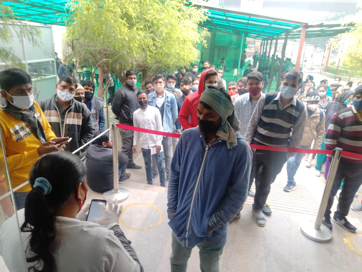 सेक्टर 30 जिला अस्पताल में वैक्सीन लगवाने के लिए लगी लाइन