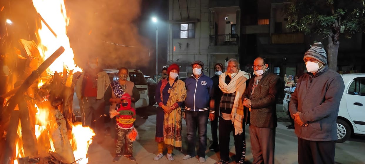 सेक्टर 52 में धूमधाम से मनाई गई लोहड़ी