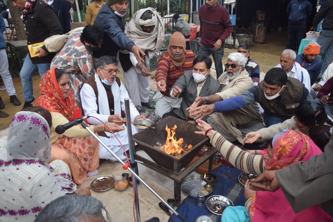 मकर संक्रांति पर दिल्ली बाईपास स्थित लावारिस पीड़ित पशु सेवा संघ में शुक्रवार को हवन में आहुति डालते  यजमान नरेंद्र अहलावत व अन्य लोग।