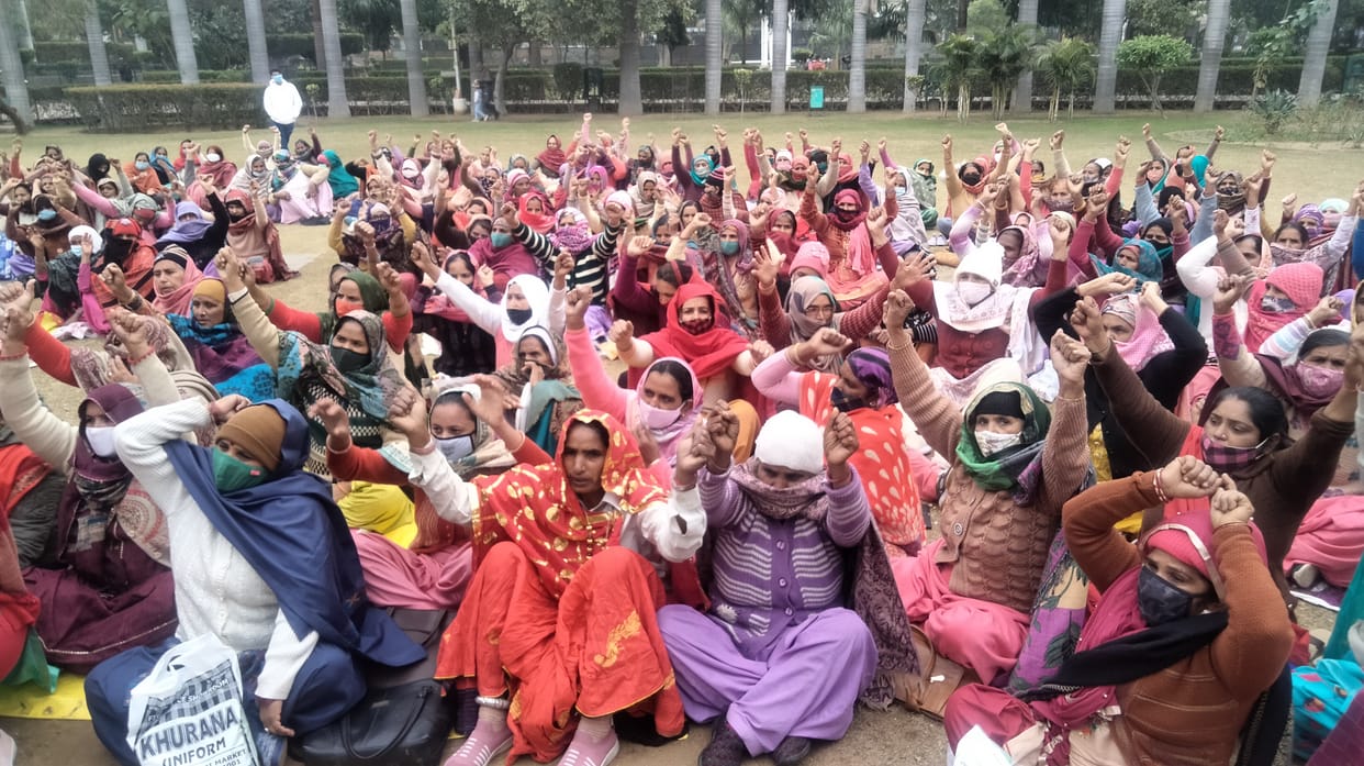 मानसरोवर पार्क में अपनी मांगों को लेकर धरने पर बैठी आंगनबाड़ी वर्कर। संवाद