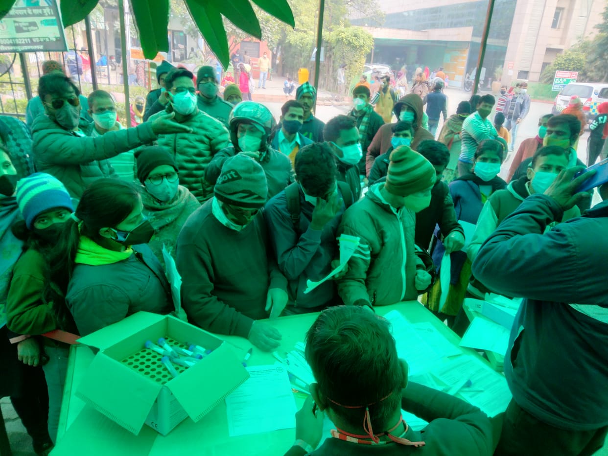 कोरोना जांच को लेकर हंगामा करते लोग