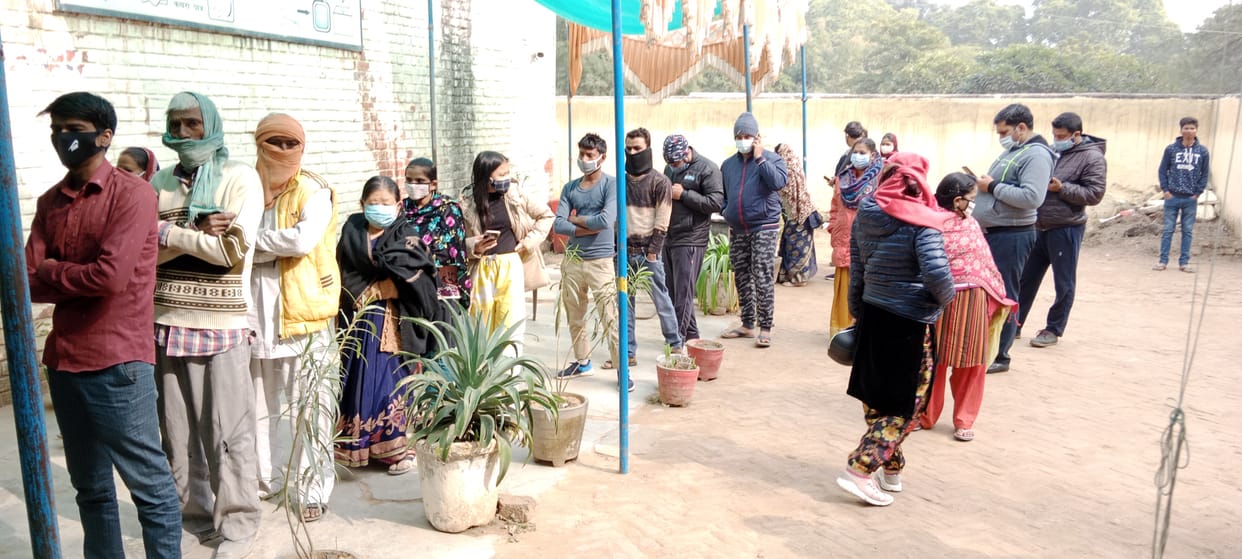 फरीदाबाद बीके नागरिक अस्पताल में कोरोना जांच करवाती युवती।