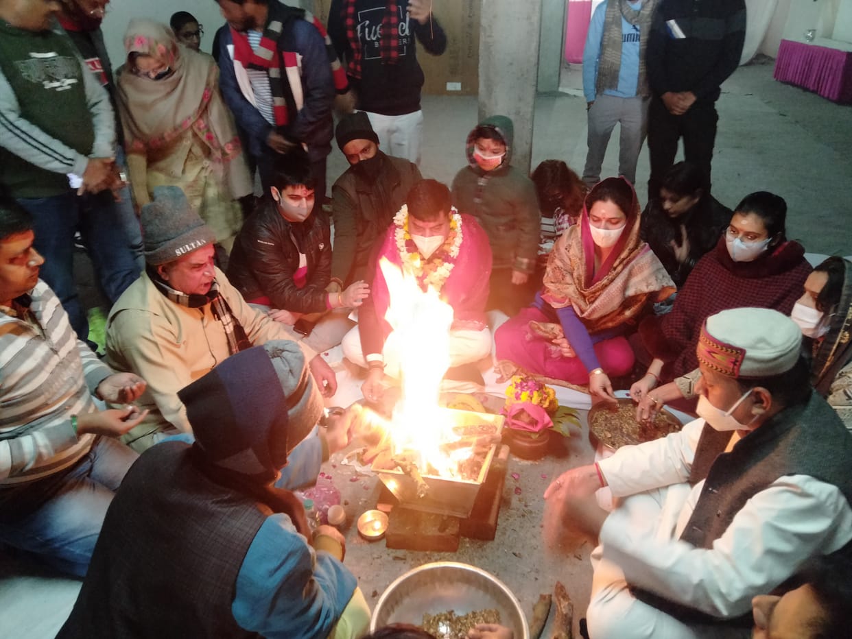 नोएडा। सपा कार्यालय का शुभारंभ हवन करके करते सुनील चौधरी