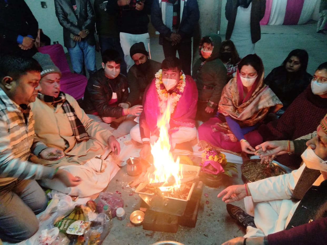 नोएडा। सपा कार्यालय का शुभारंभ हवन करके करते सुनील चौधरी