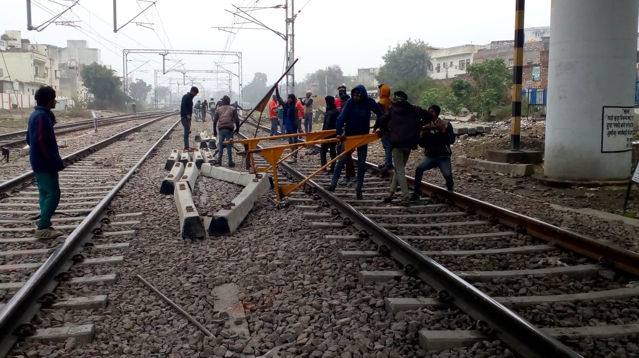 रोहतक रेलवे स्टेशन पर  रोहतक से दिल्ली जाने वाले  रेल ट्रैक पर स्लीपर बदलने का काम करते कर्मचारी