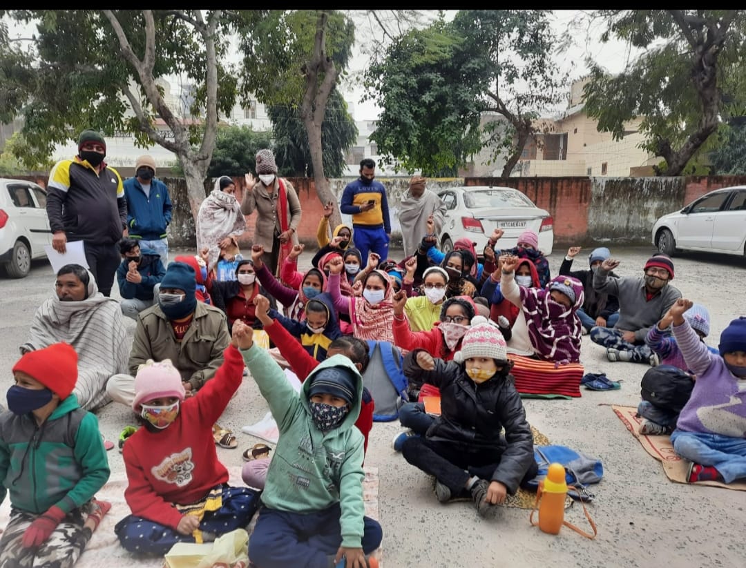 नियम 134ए : बच्चों को साथ लेकर डीईओ कार्यालय पहुंचे अभिभावक, मांगा शिक्षा का अधिकार