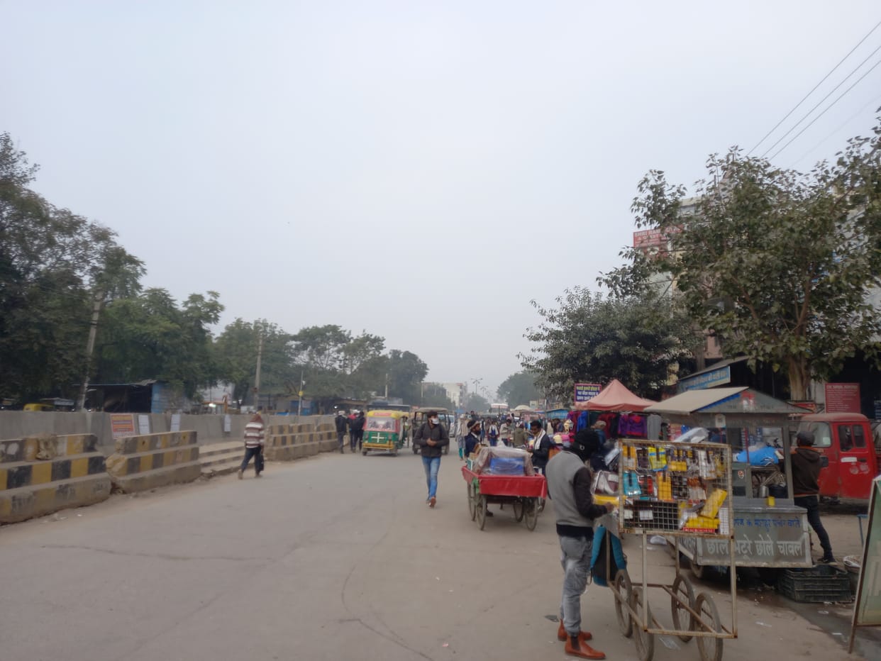 महावीर चौक से बस स्टैंड तरफ जाने वाली सड़क पर खड़ी रहेड़िया, जिसके कारण यहां सुबह शाम लग जाता है जाम।