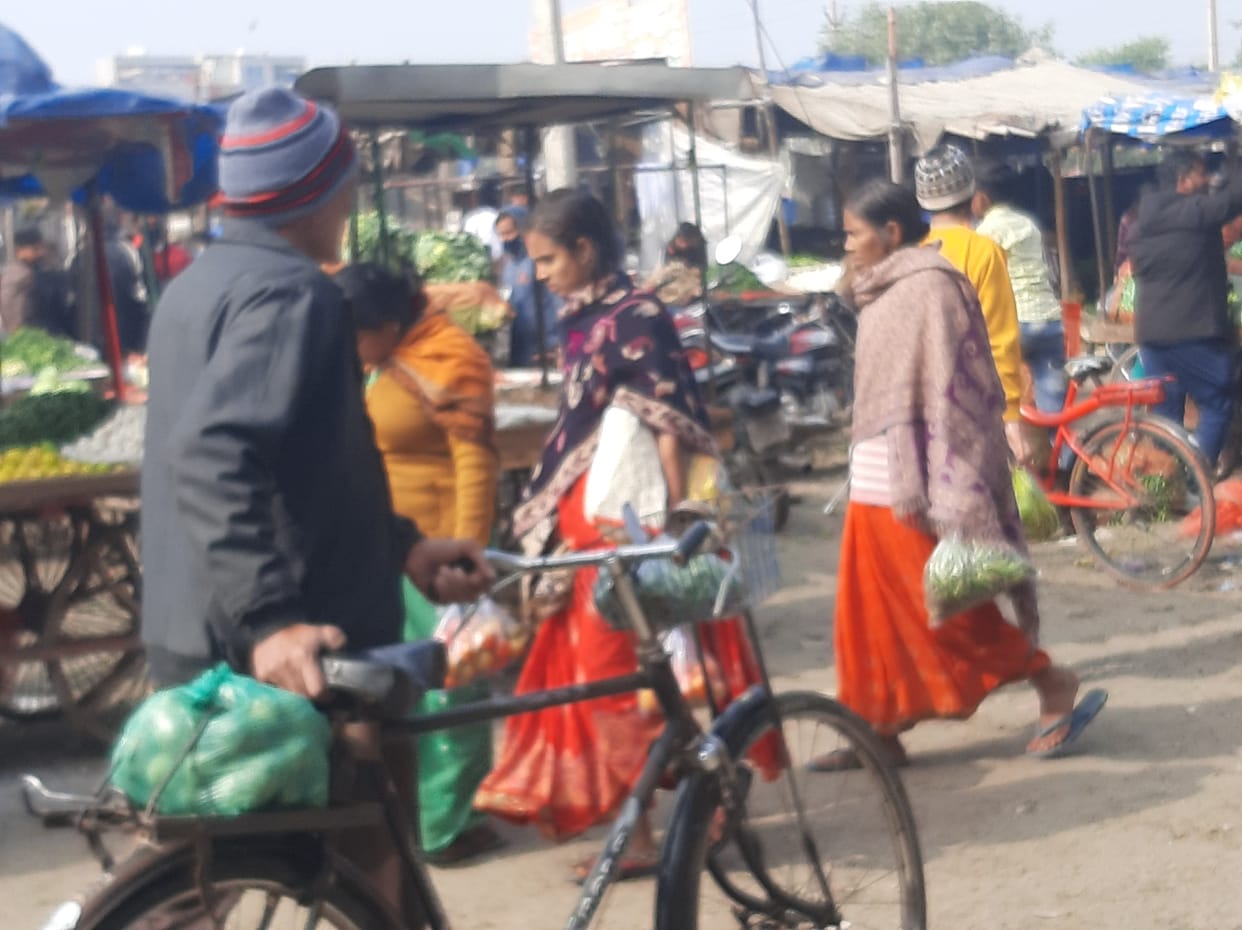 या लापरवाही पर सकती है भारी,  डबुआ सब्जी मंडी में नहीं पहन रहा कोई मास्क