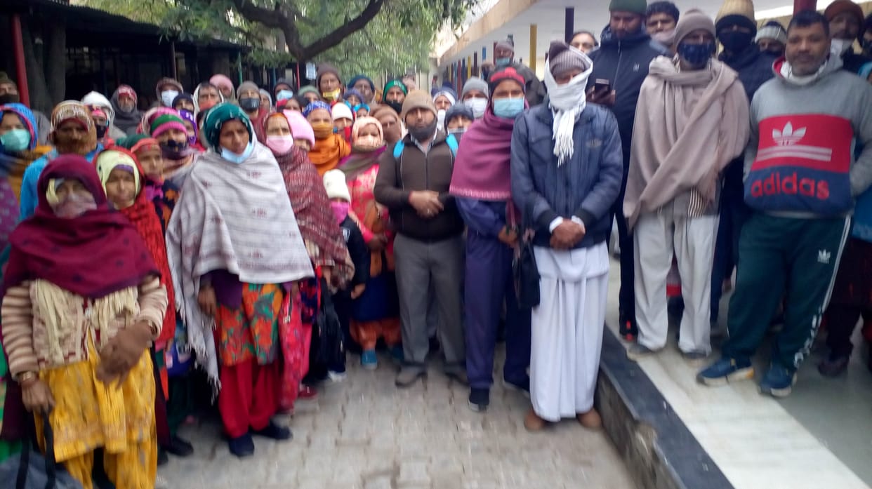 रोहतक के पीजीआई में बुधवार को कैंसर पीड़ितों को दवा नहीं मिलने से  परेशान मरीज और परिजन