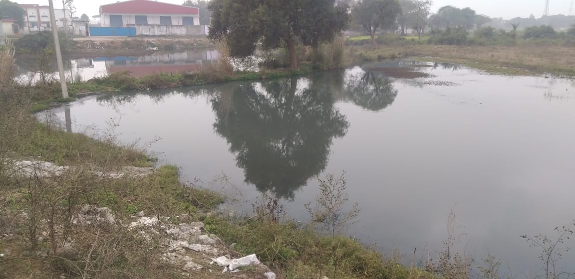 झामुवास में सीवरेज ट्रीटमेंट प्लांट के पानी की बदबू से परेशान ग्रामीणों ने विधायक से लगाई गुहार।