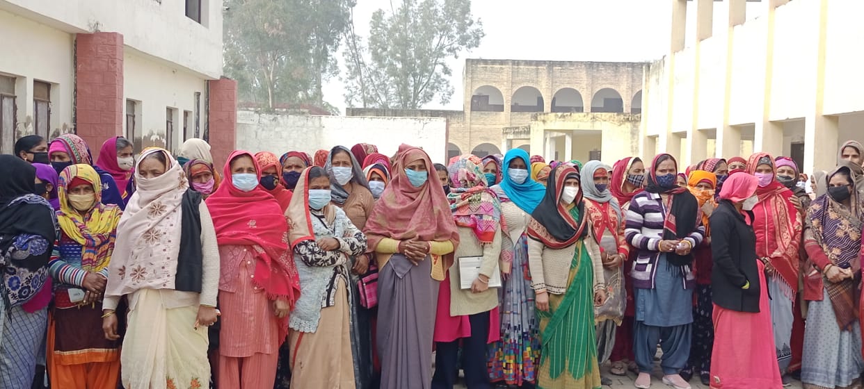 कोरोना संक्रमण के नियमों की उड़ाई जा रही धज्जियां