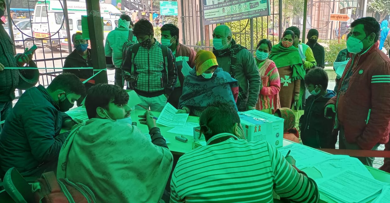 नोएडा के सेक्टर 30 स्थित जिला अस्पताल में कोरोना की जांच कराने वालों की लगी लंबी लाइन