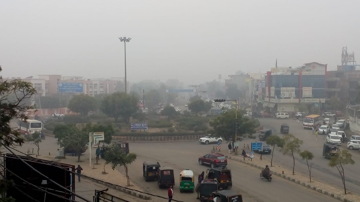 रोहतक में वीरवार की सुबह  छाई धुंध। दिल्ली बाईपास से कुछ इस तरह से दिखा शहर का नजारा।