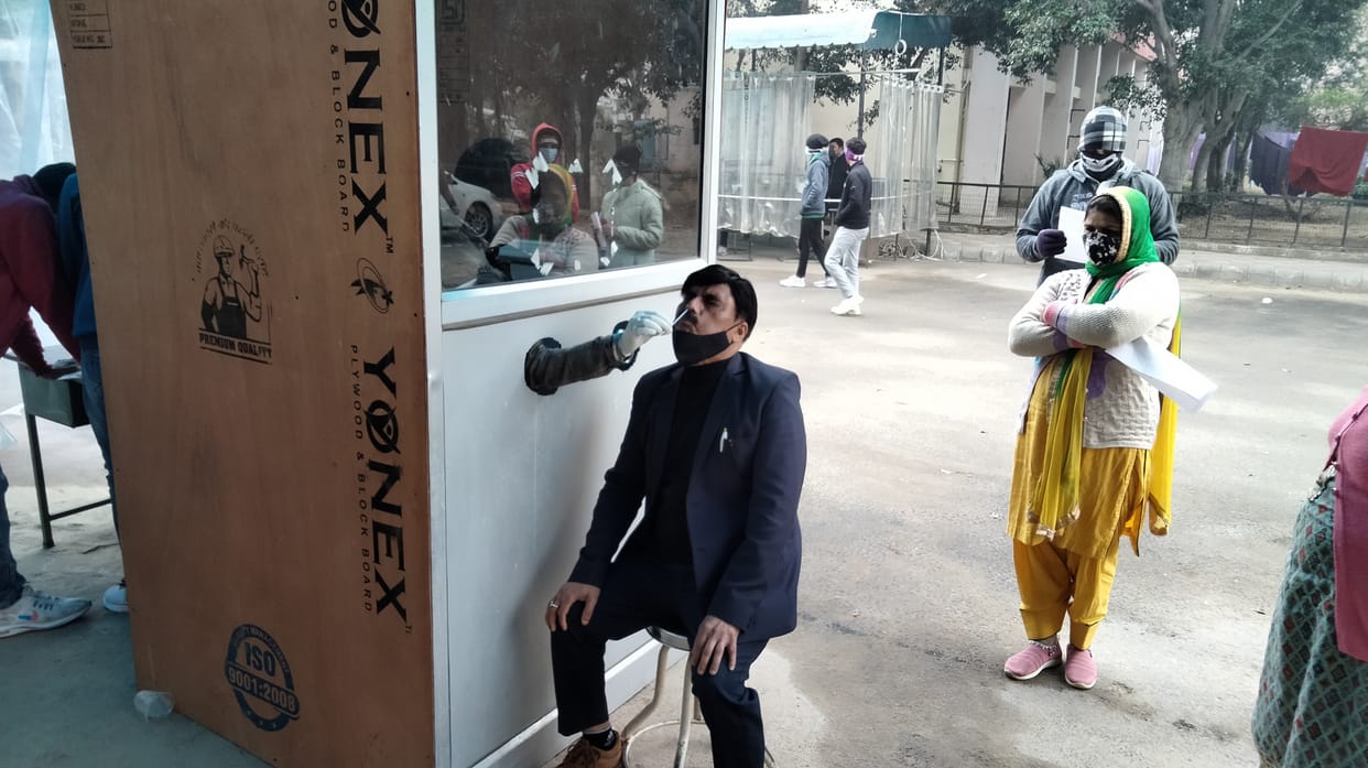 जिला सामान्य अस्पताल में कोविड- का सैंपल लेते चिकित्सक।