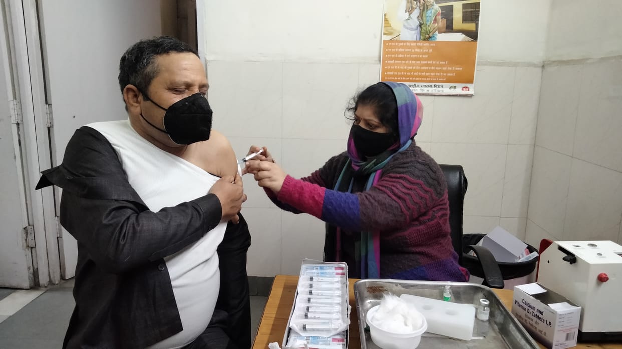 जिला अस्पताल में वैक्सीन लगवाता बुजुर्ग।