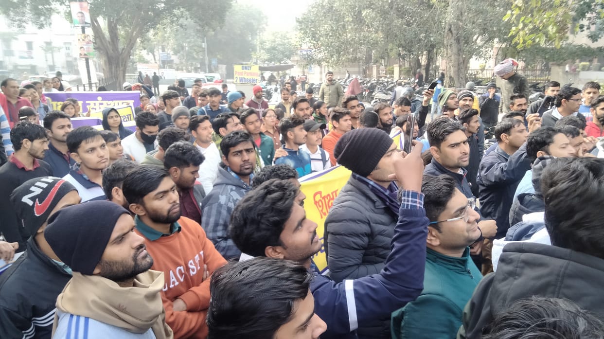 शिक्षण संस्थान खोलने की मांग को लेकर लघु सचिवालय के गेट पर प्रदर्शन करते छात्र। संवाद