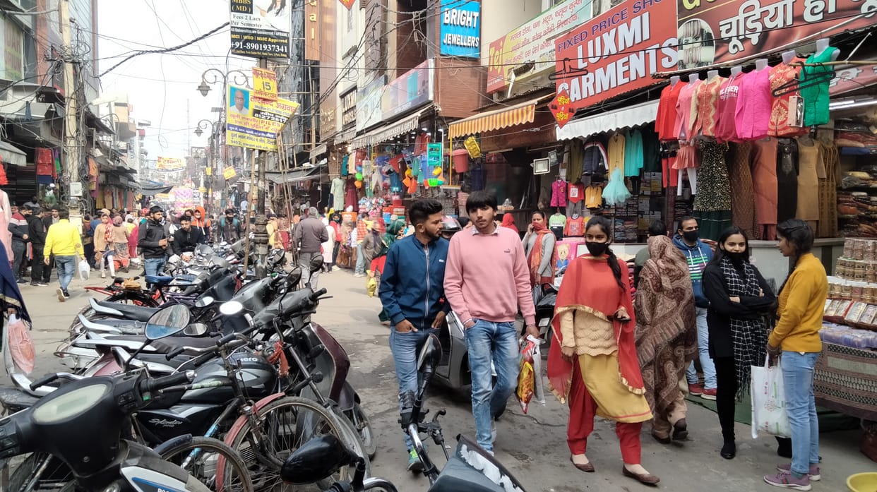 किला रोड बाजार में बिना मास्क लगाए खरीदारी करने पहुंचे ग्राहक।