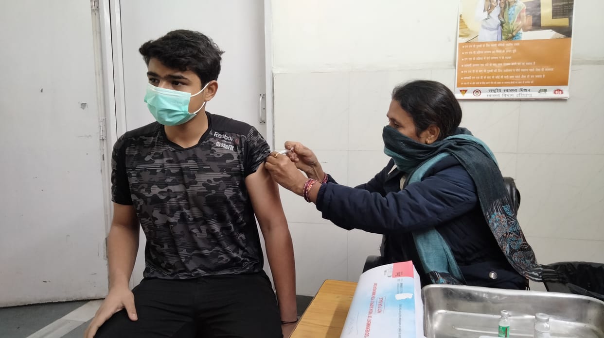 जिला अस्पताल में वैक्सीन लगवाता युवक।
