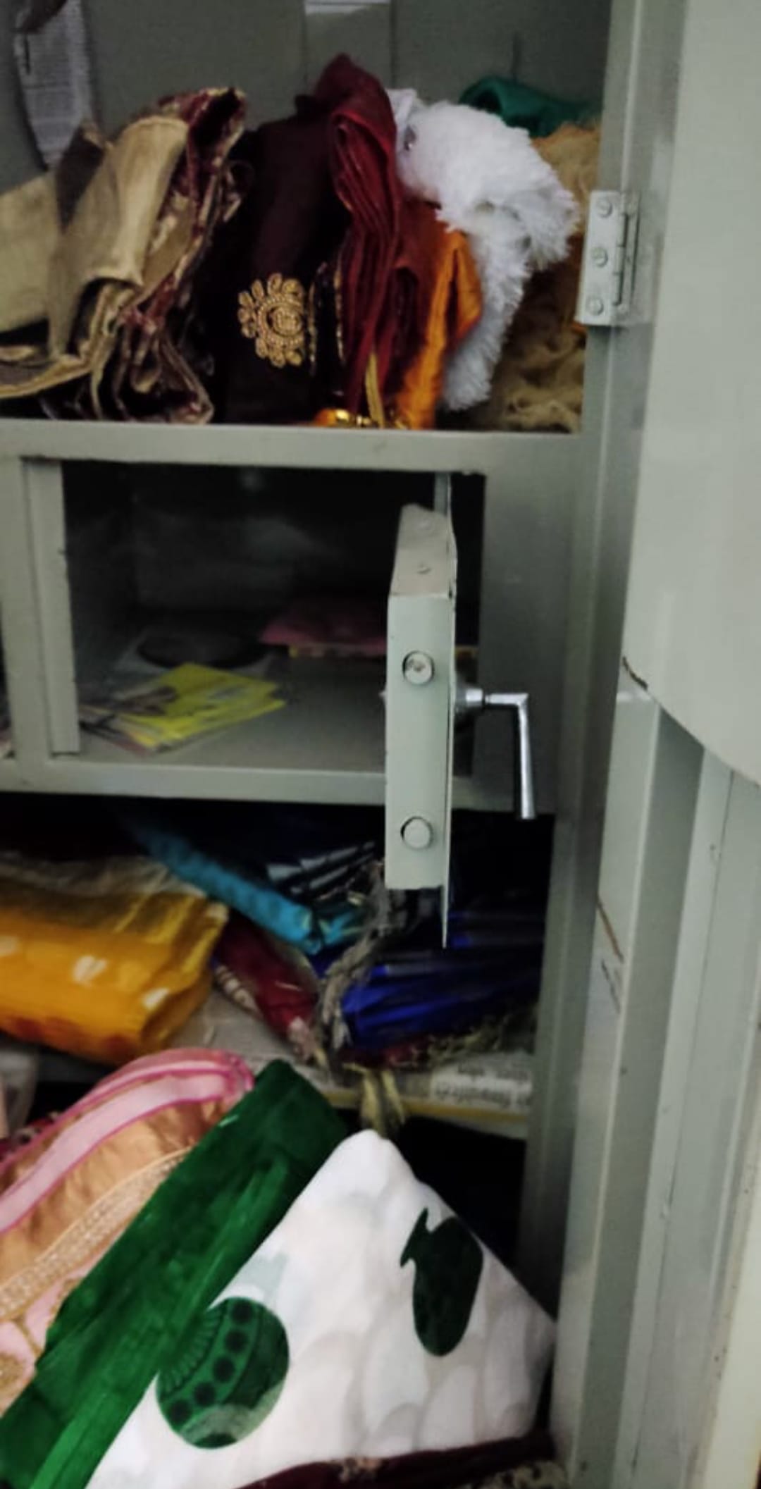 चाचा-भतीजों के घर के ताले तोडक़र आठ लाख के आभूषण किए चोरी