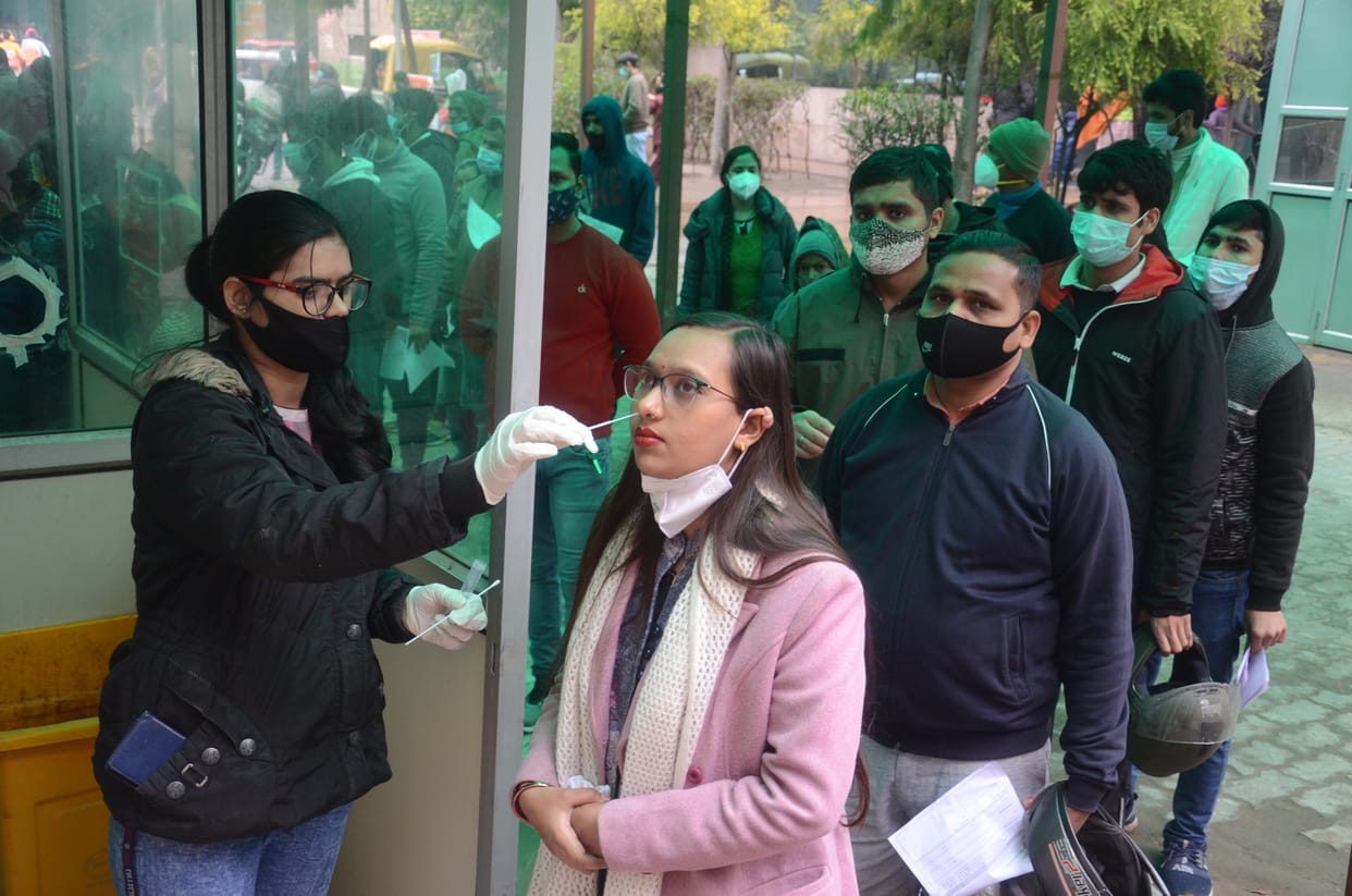 नोएडा सेक्टर 30 स्थित जिला अस्पताल में कोरोनावायरस की महिला वह लगी लंबी लाइन फोटो राजन राय