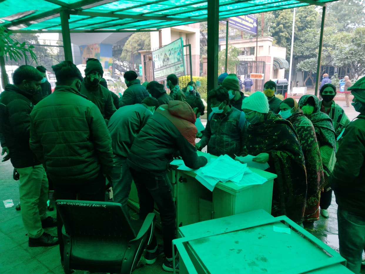 नोएडा सेक्टर -30 में कोरोना जांच के लिए लाइन