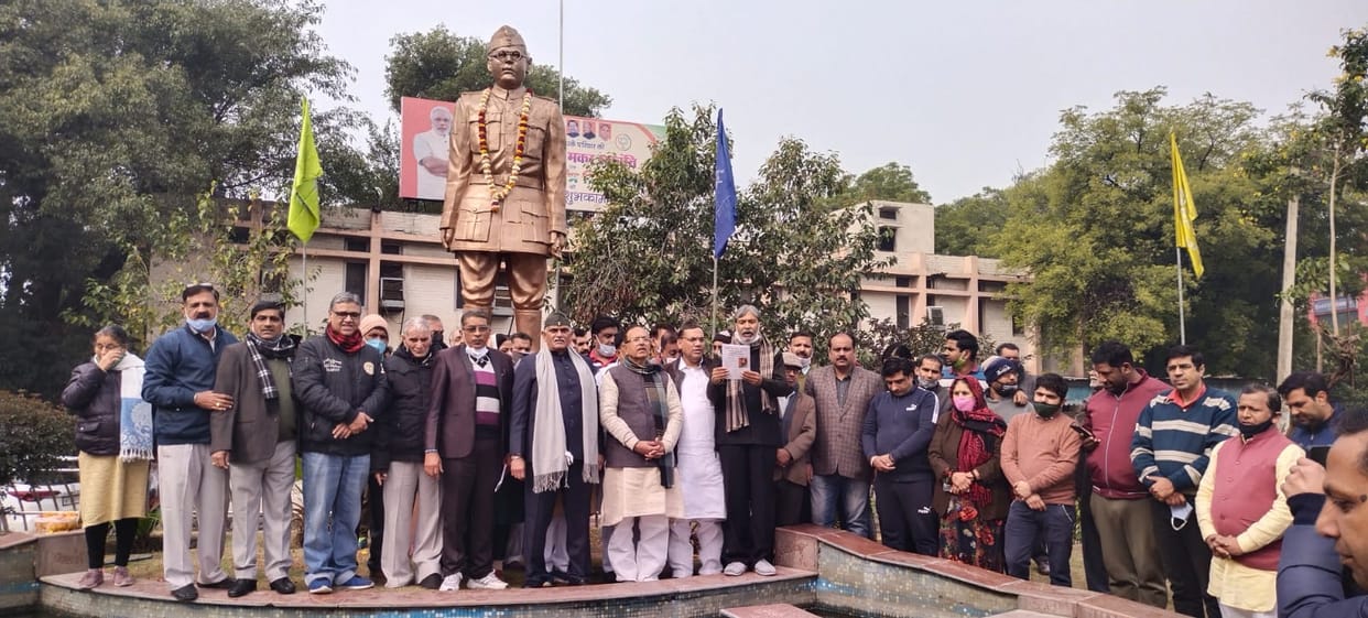 नेताजी की प्रतिमा पर पुष्प अर्पित कर दी श्रद्धांजलि