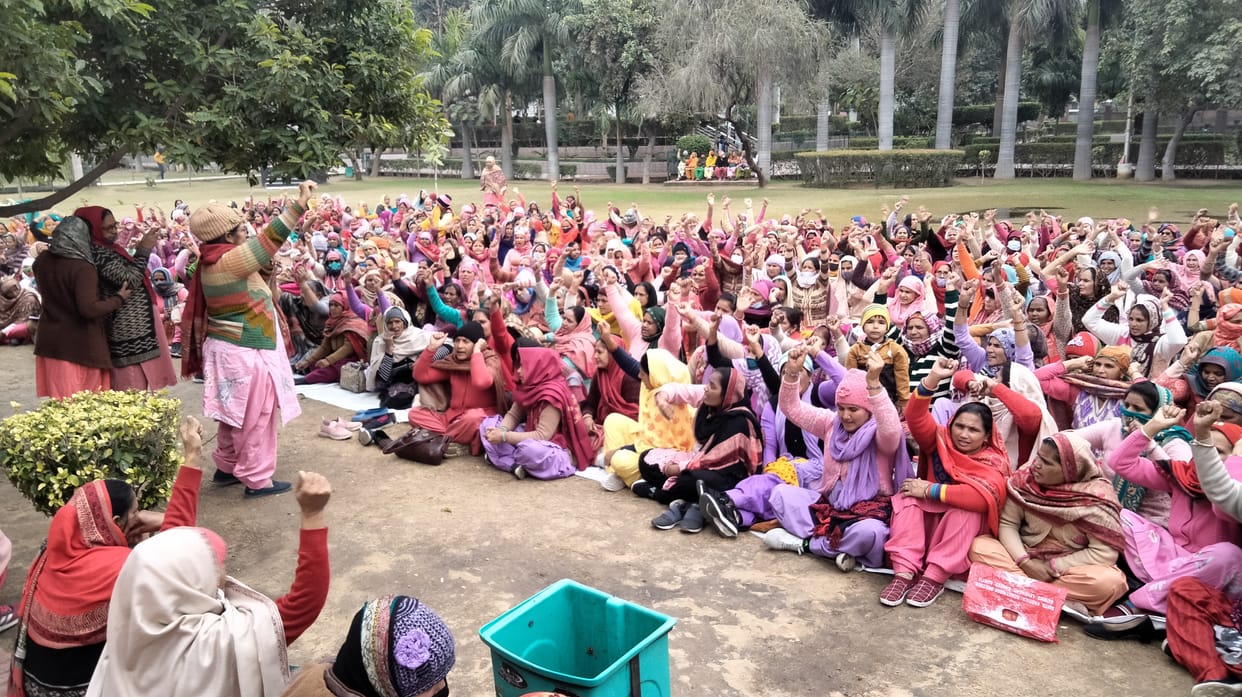 मानसरोवर पार्क में अपनी मांगों को लेकर धरने पर बैठी आशा वर्कर।