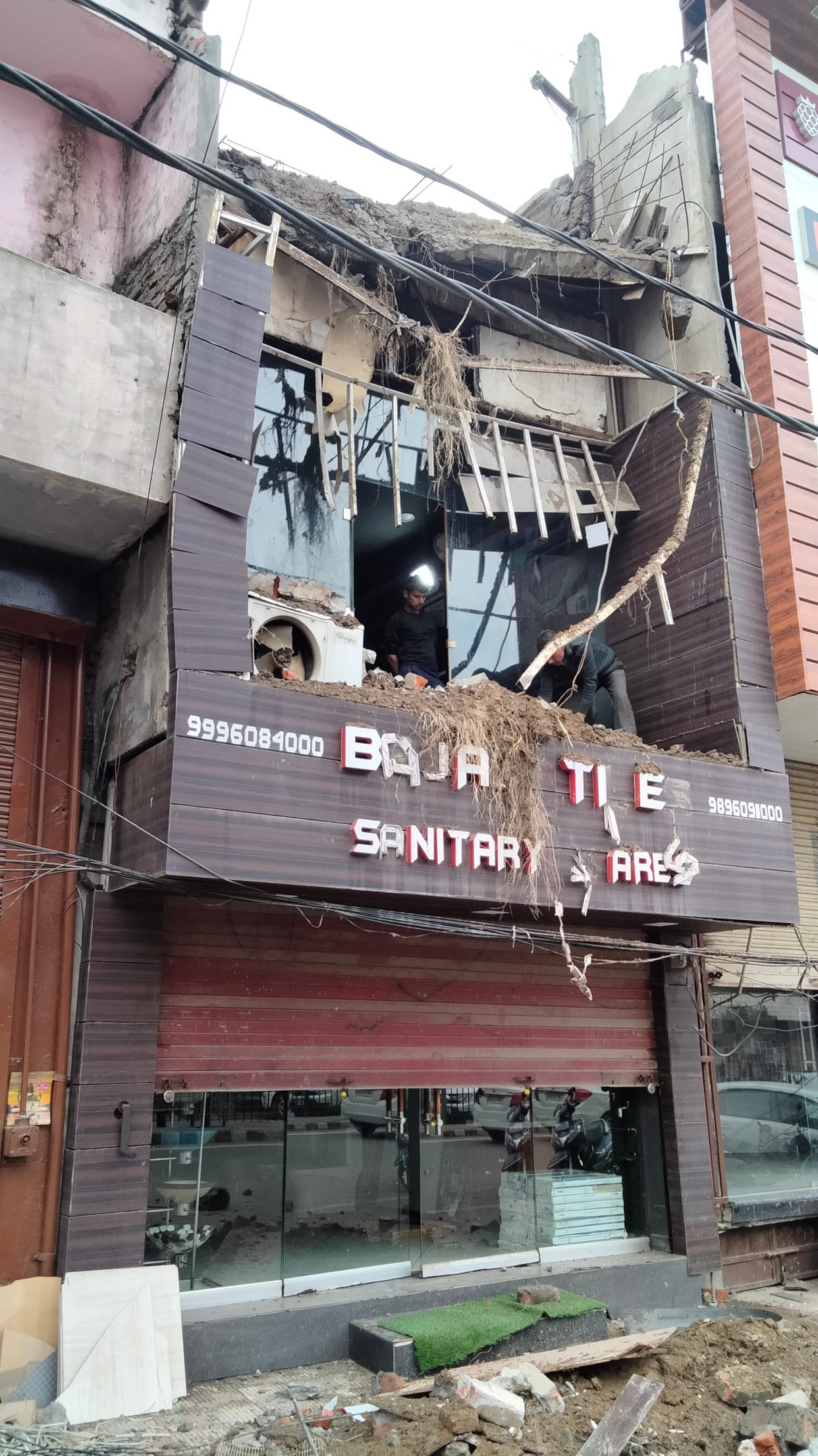 बजरंग भवन फाटक के पास गिरी दुकान की छत