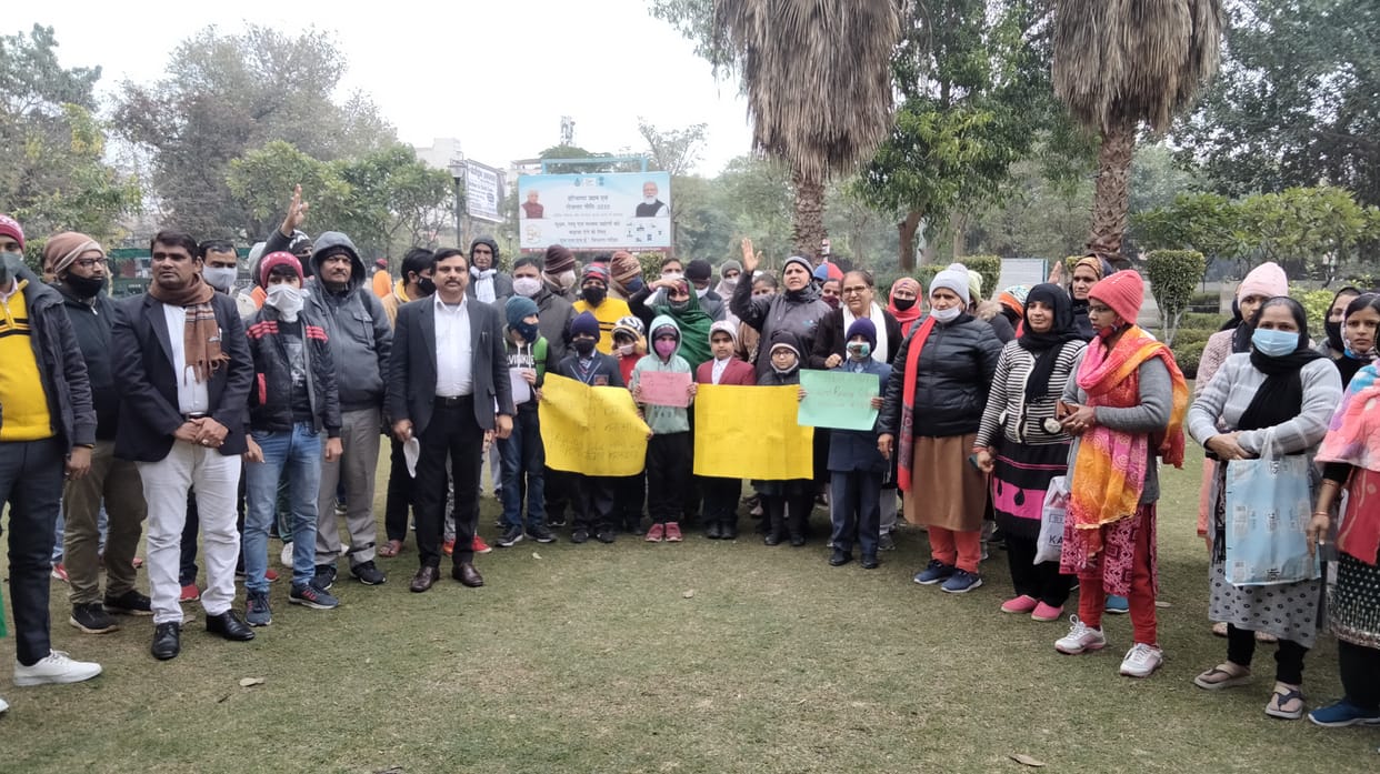 लघु सचिवालय में बच्चों के एडमिशन के मामले को लेकर नारेबाजी करते बच्चे व अभिभावक