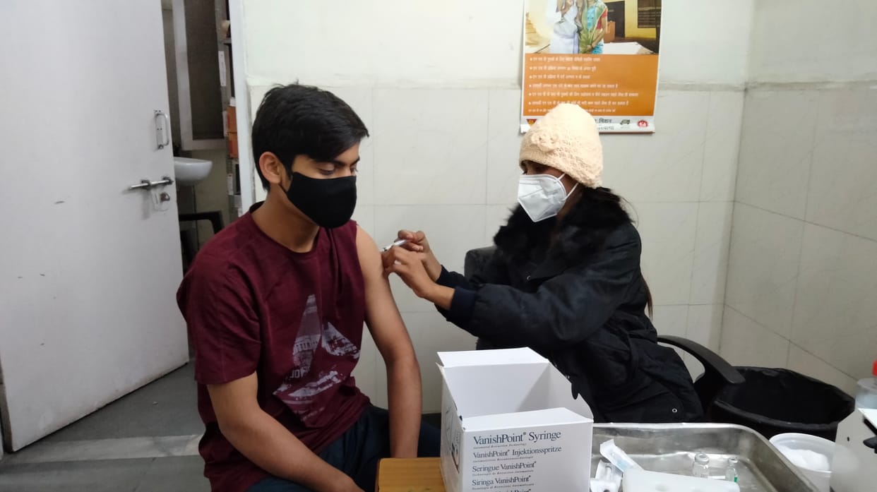 जिला अस्पताल में वैक्सीन लगवाता युवक।