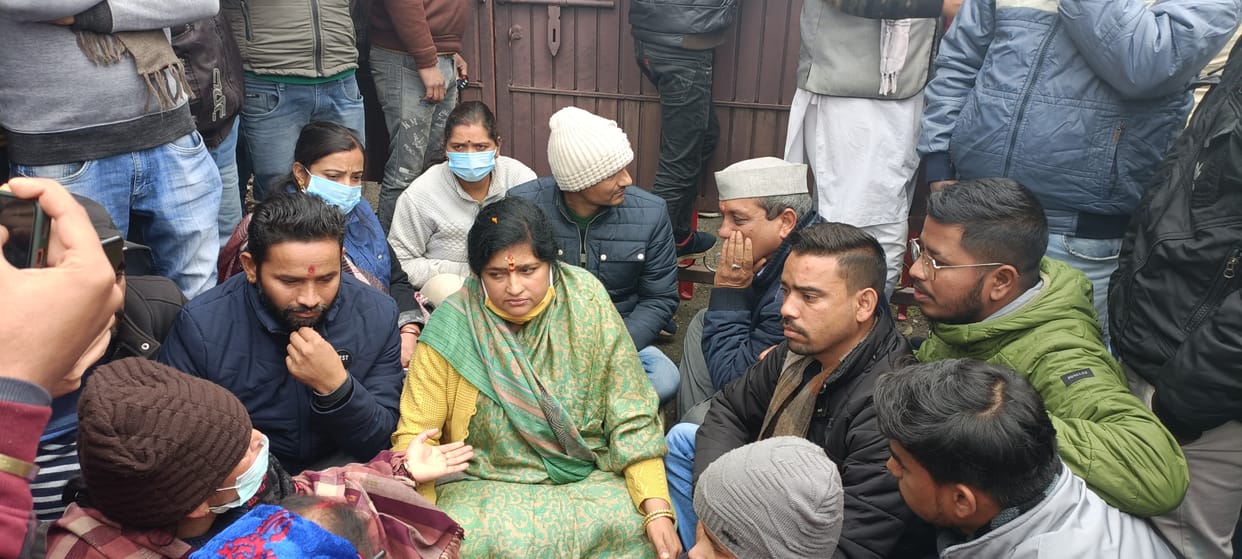पूर्व कैबिनेट मंत्री दुर्गापाल को मनाने उनके घर पहुचीं कांग्रेस प्रत्याशी को झेलना पड़ा विरोध, धरने पर बैठीं