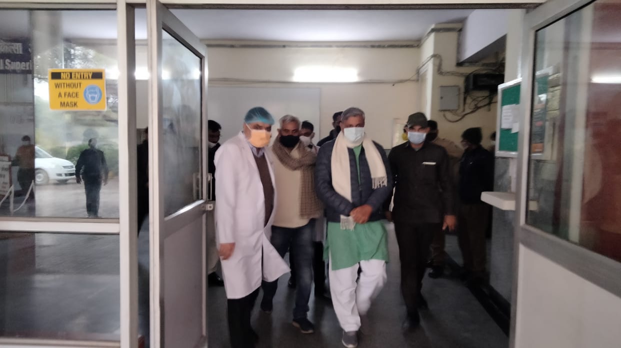 पीजीआई में पहुंचे कृषि मंत्री जेपी दलाल साथ में पूर्व सहकारिता मंत्री मनीष ग्रोवर।
