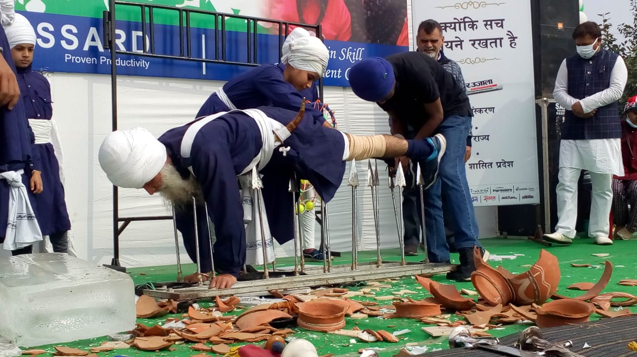 अमर उजाला और बालकपुरी डेरे की ओर से आयोजित गणतंत्र दिवस समारोह। सांस्कृतिक कार्यक्रम प्रस्तुत करते स्कूली विद्यार्थी।