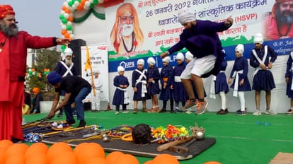 अमर उजाला और बालकपुरी डेरे की ओर से आयोजित गणतंत्र दिवस समारोह। सांस्कृतिक कार्यक्रम प्रस्तुत करते स्कूली विद्यार्थी।
