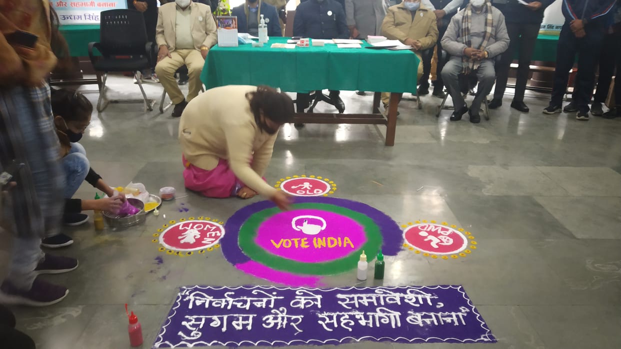 राष्ट्रीय मतदाता दिवस पर डीएम ने दिलाई मतदान करने की शपथ